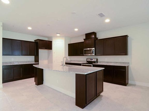 3rd image of 550 Los Caminos St