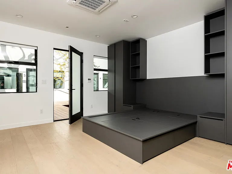 1325 Cabrillo Ave #11 — Photo 8
