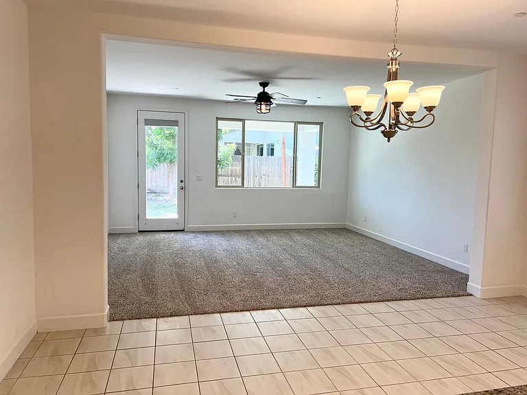 937 Lindsay Ln — Photo 4