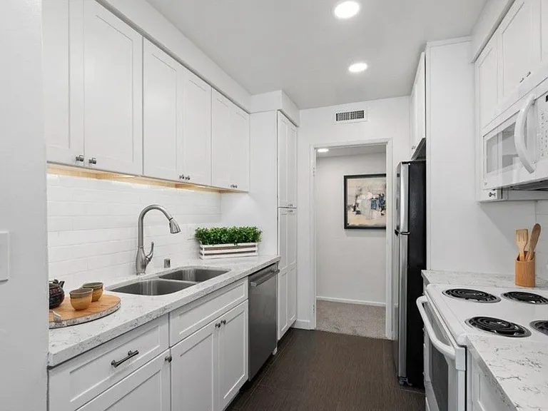 540 Kelton Ave #204 — Photo 8