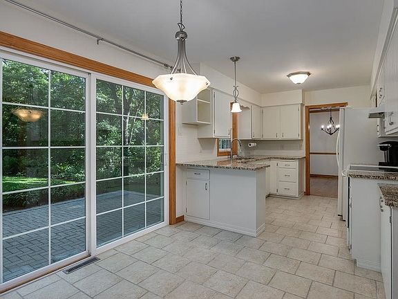 3rd image of 927 Campfire Dr