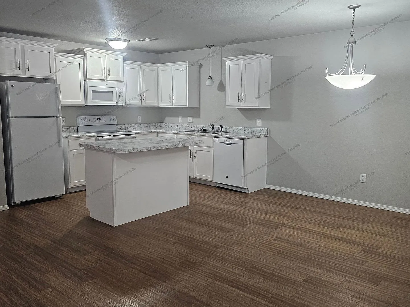 3 bed, 2.0 bath, 1400 sqft, $1,450 — Photo 2