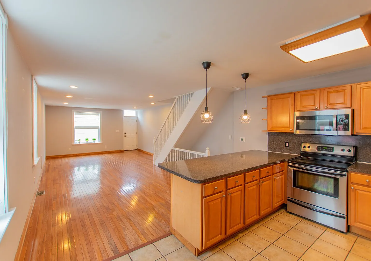 South Philadelphia Corner Rowhome with Garage Parking and Roofdeck! — Photo 4