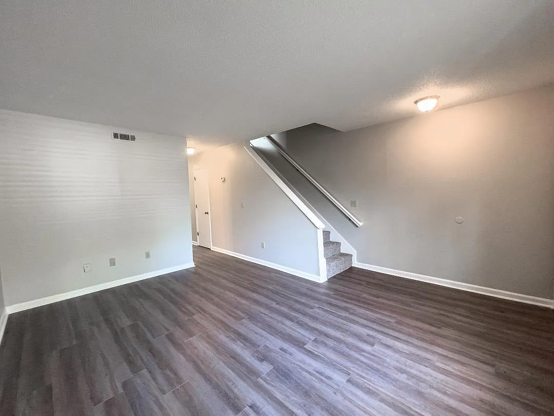 2 bed, 1.5 bath, 1000 sqft, $1,350 — Photo 2