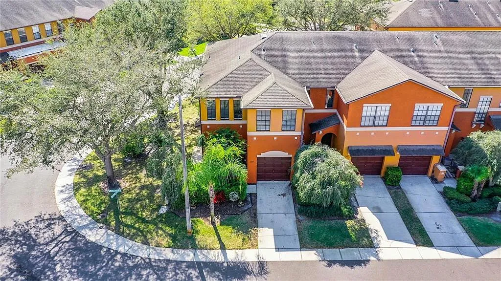 3 bed, 2.5 bath, 1832 sqft, $2,300 — Photo 1