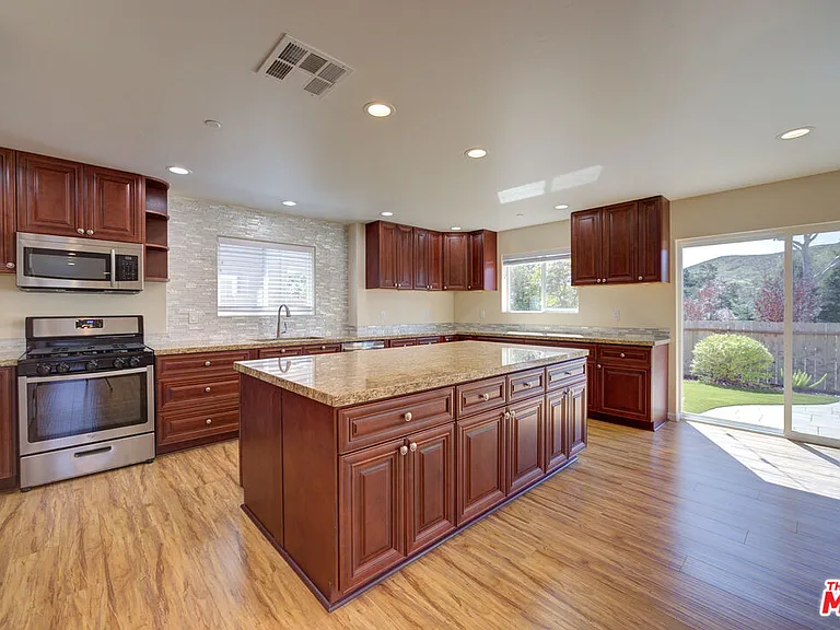 585 Branch St — Photo 8