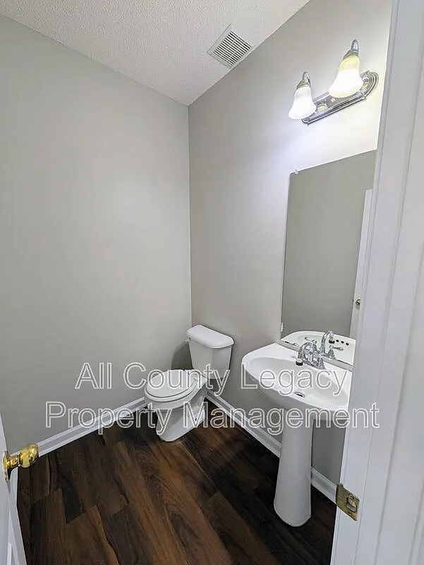 3 bed, 2.5 bath, 1340 sqft, $1,895 — Photo 4