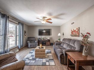 607 E Chestnut St, Pardeeville, WI 53954