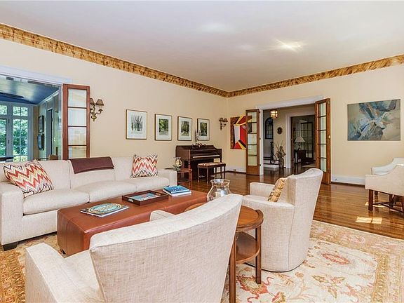 5th image of 2025 Chestnut Hills Dr