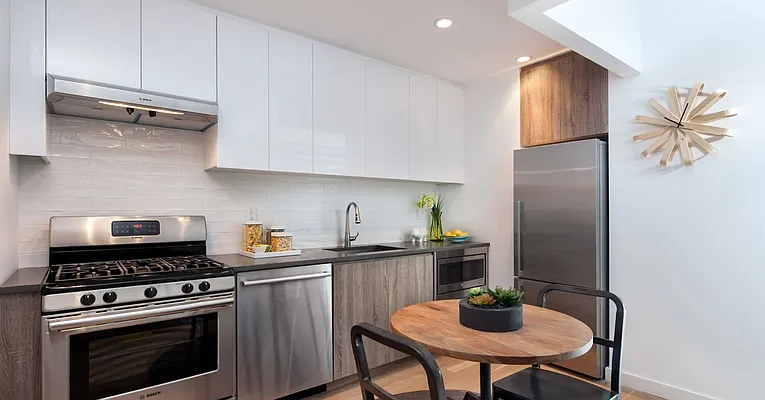 Rented by Greystar | media 11