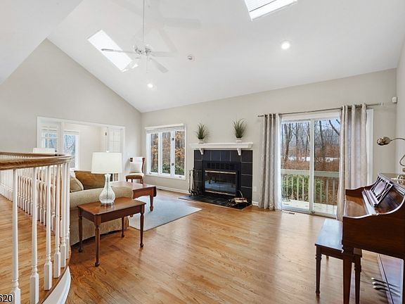 4th image of 35 Roberts Cir