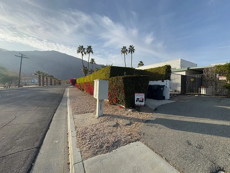 700 N Riverside Dr #4 — Photo 14