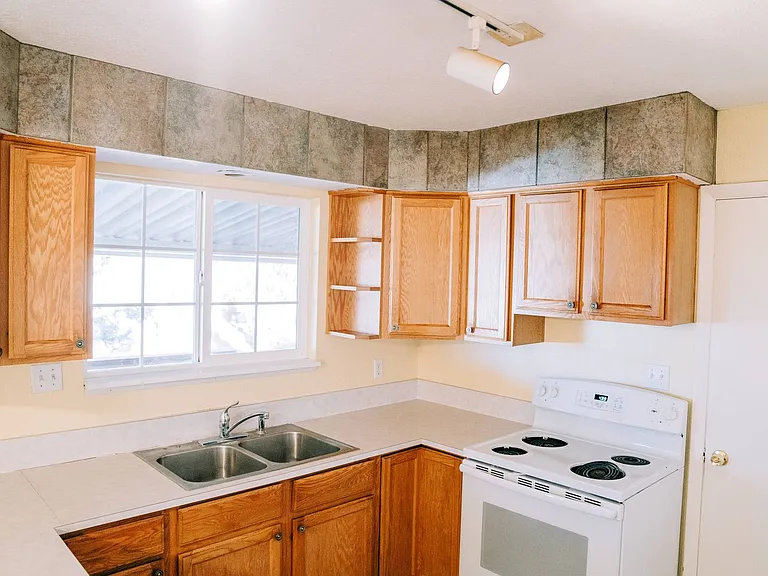 2170 W Meadow St — Photo 11