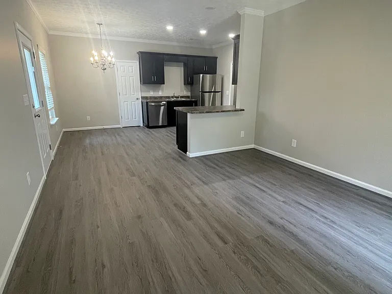 628 Alexandria Rd SW — Photo 3