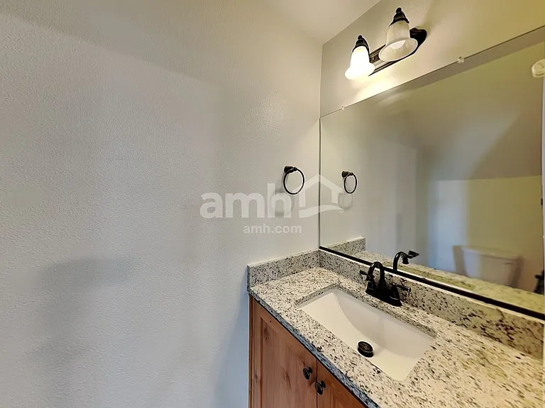 1027 E 16th St — Photo 7