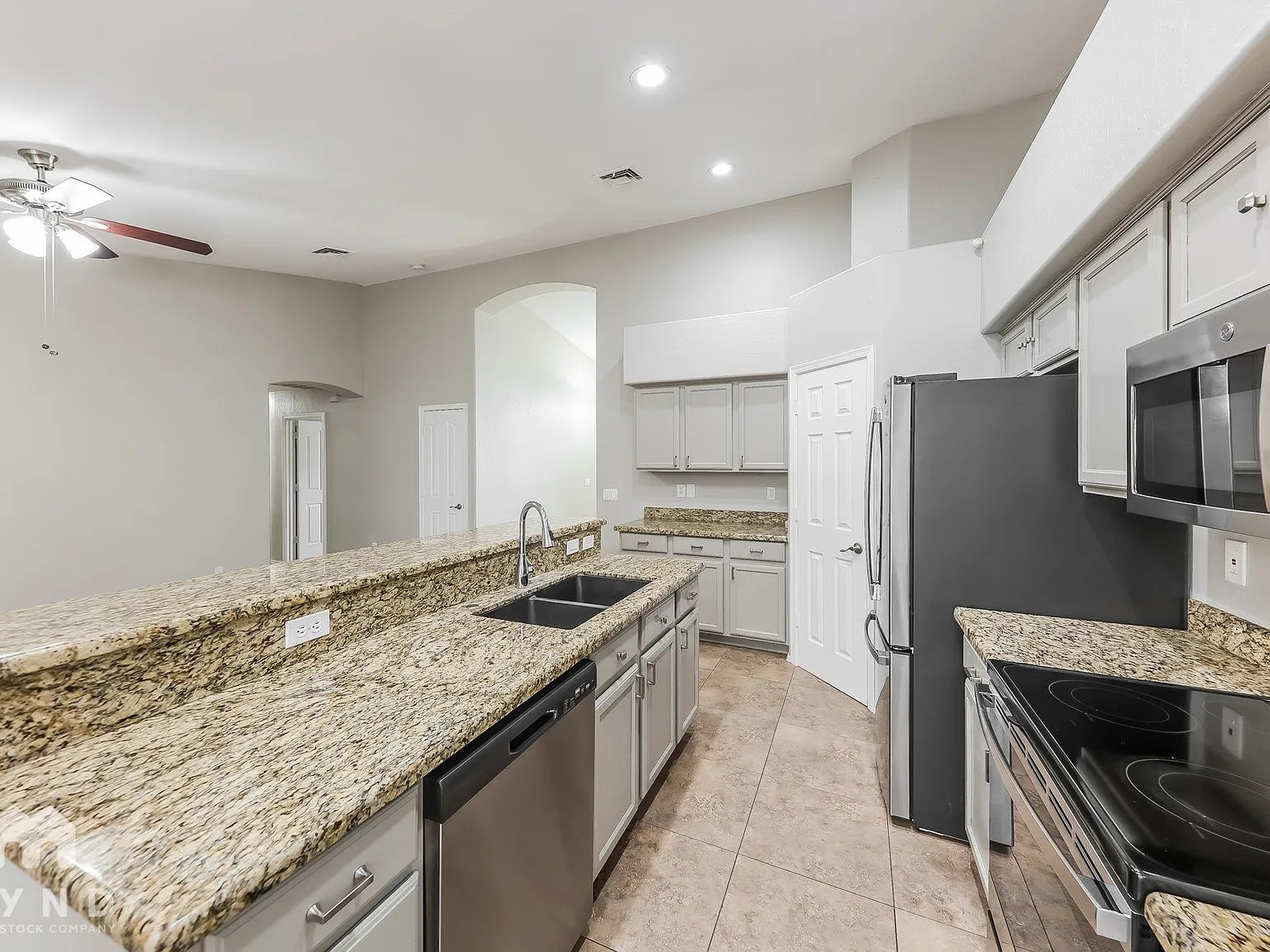 3 bed, 2.0 bath, 1608 sqft, $2,325 — Photo 3