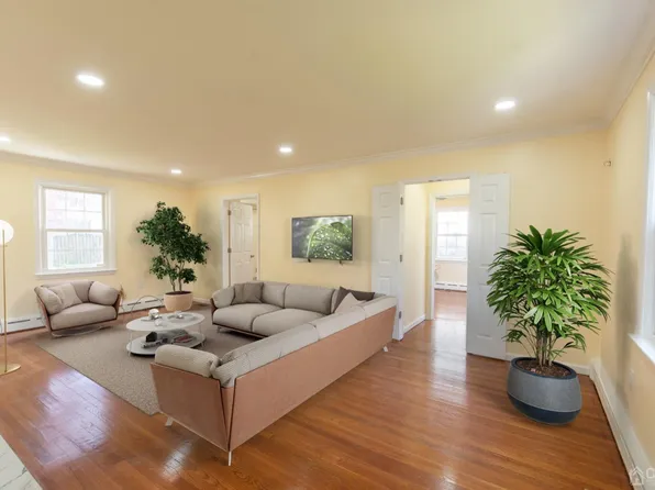 15 Burchard St N, Edison, NJ 08837