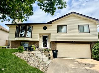 17212 Pine St, Omaha, NE 68130