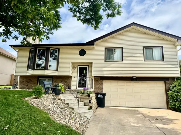 17212 Pine St, Omaha, NE 68130