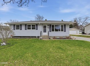 907 S 24th St, Grand Forks, ND 58201
