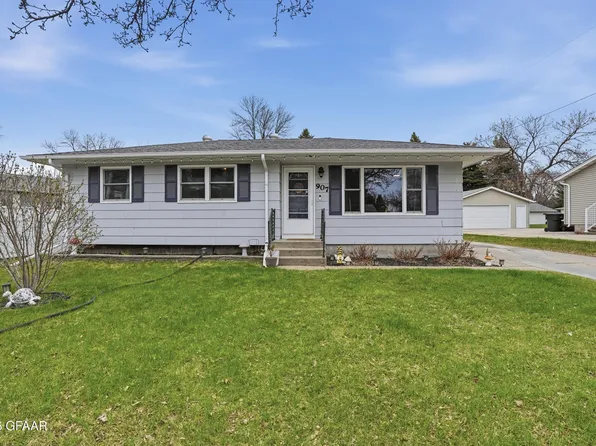 907 S 24th St, Grand Forks, ND 58201