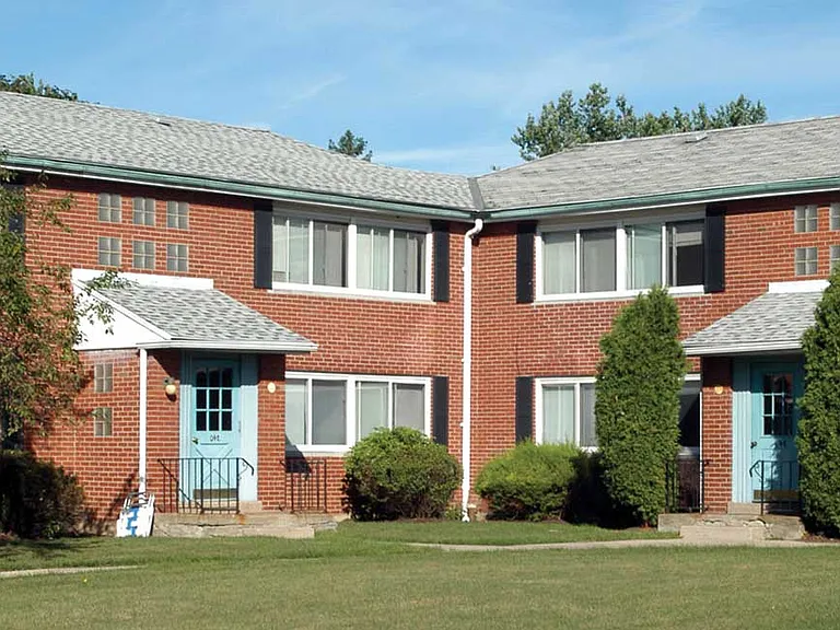 Riverview Manor Apartments — Photo 1