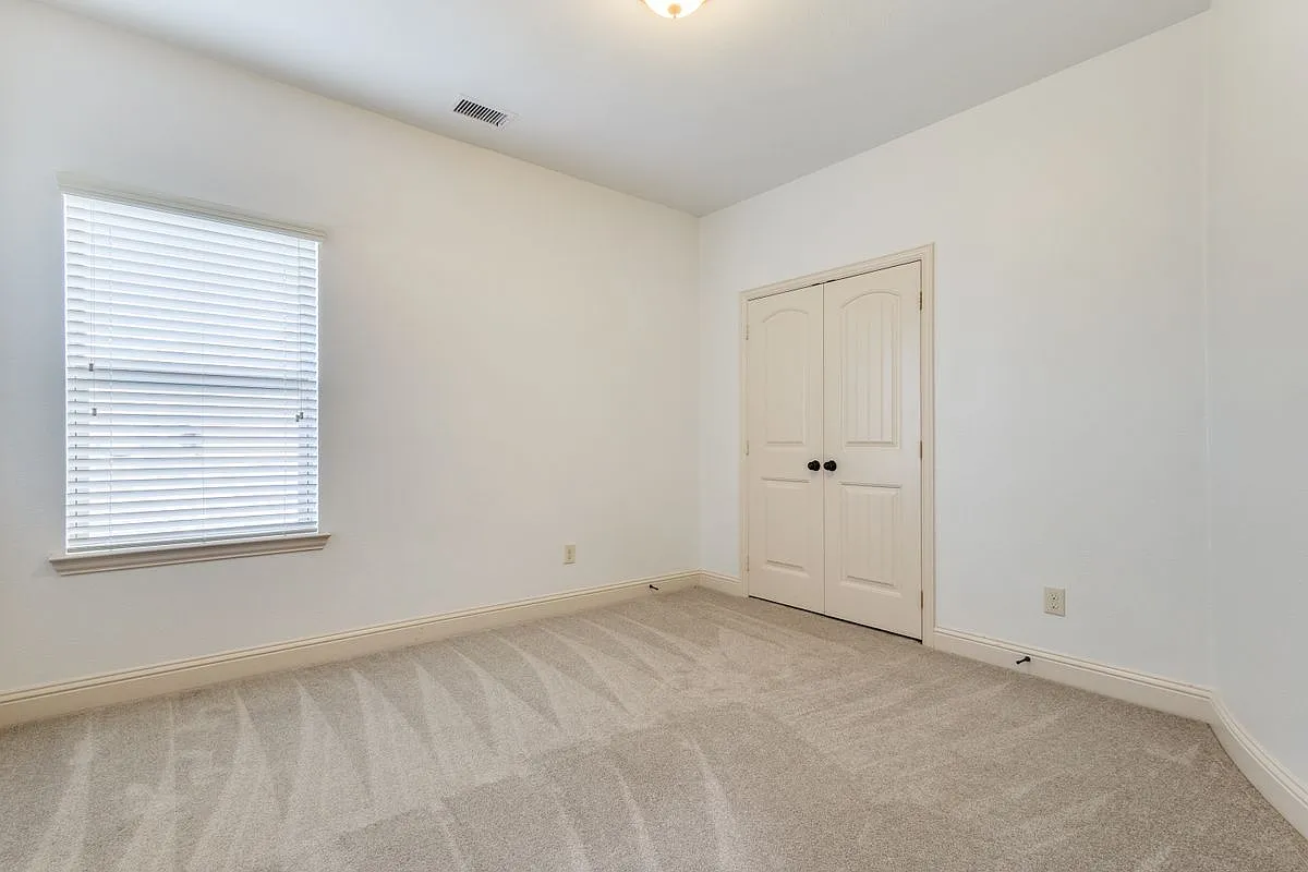 4 bed, 3.0 bath, 3752 sqft, $4,100 — Photo 4