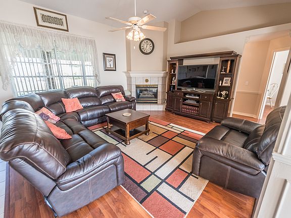3rd image of 26 Hollow Pine Dr
