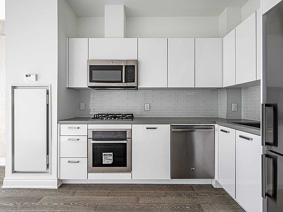 2nd image of 608 Richmond St W #604