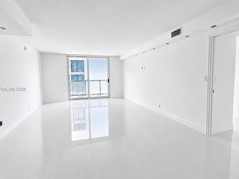 6039 Collins Ave #401 — Photo 8