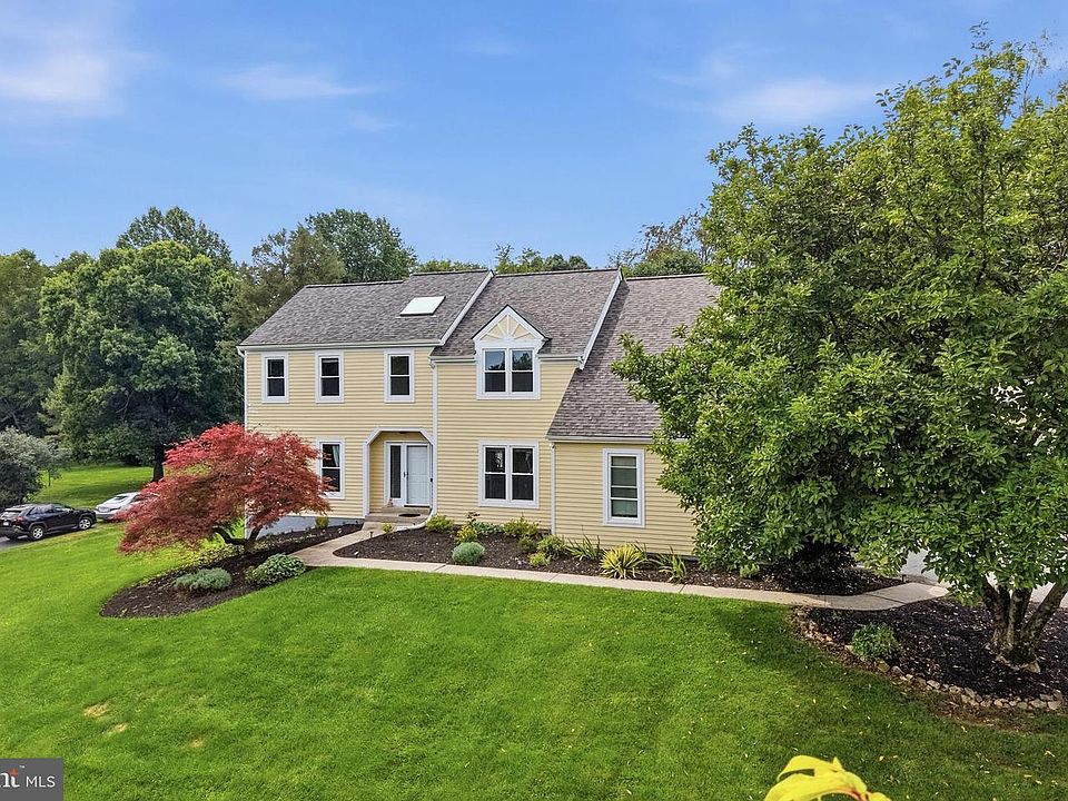 1st image of 422 S Saddlebrook Cir