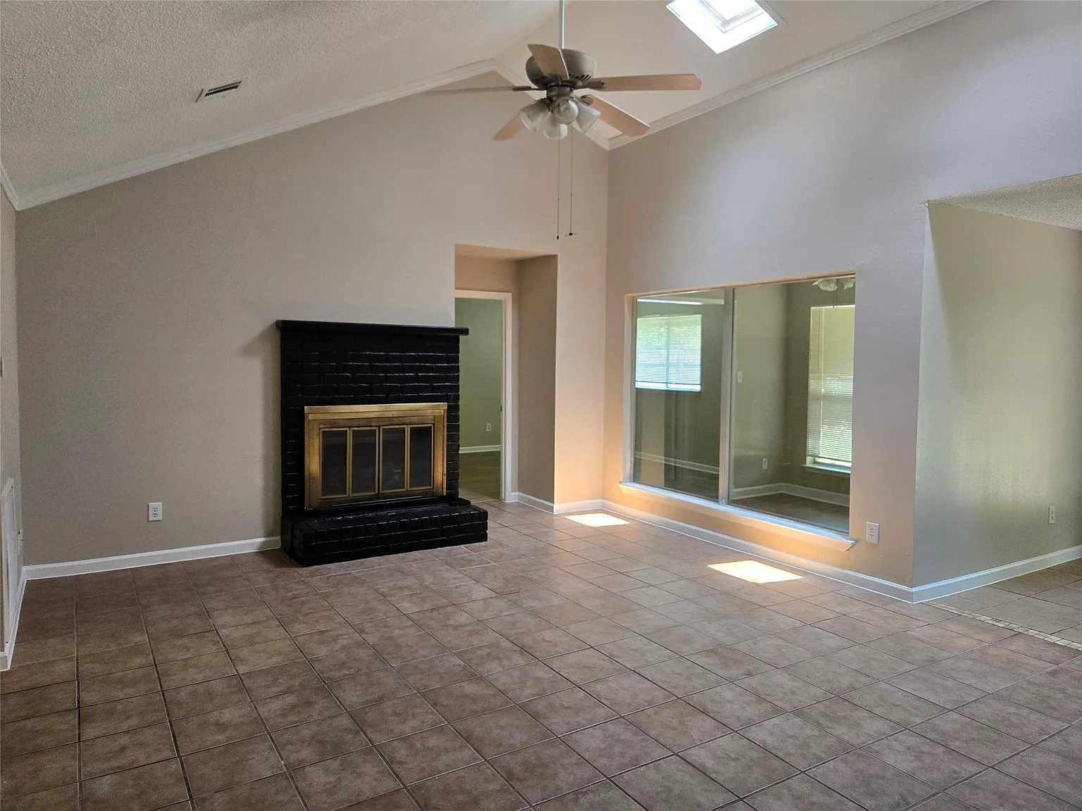 4 bed, 2.0 bath, $2,000 — Photo 3