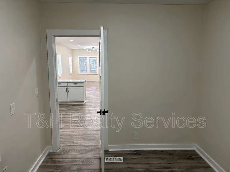 320 W 39th St — Photo 9