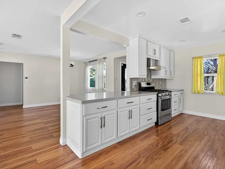 8007 Louise Ave — Photo 4