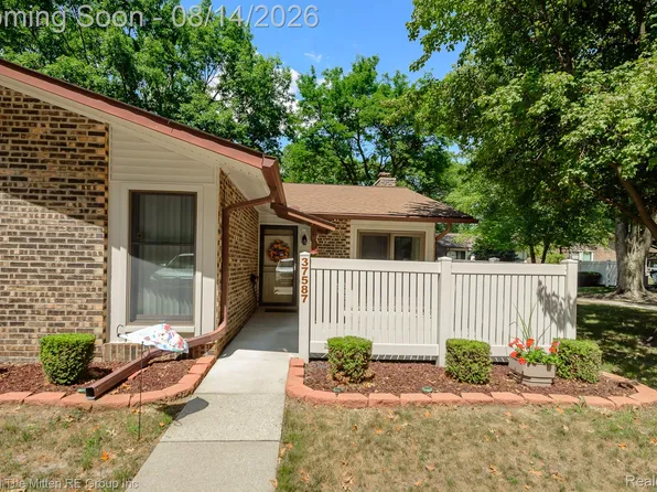 37587 Barkridge Cir, Westland, MI 48185