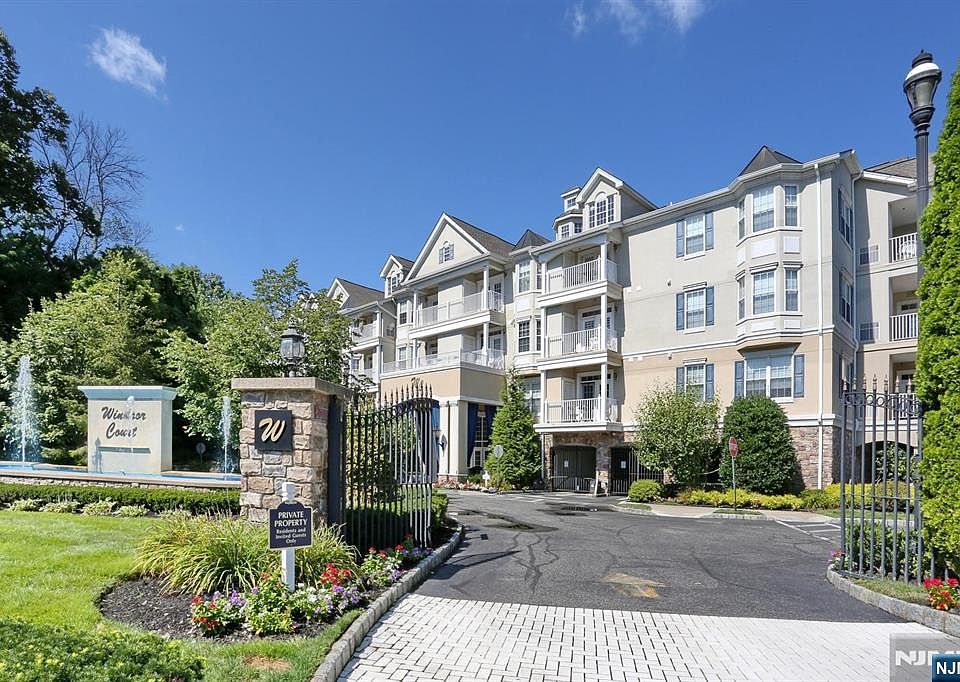 1st image of 175 Rochelle Ave Unit 321