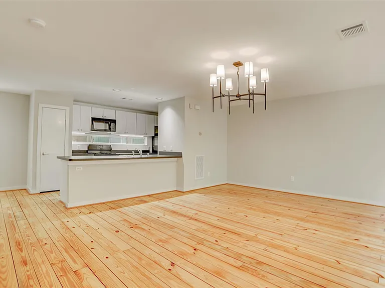910 Ruthven St — Photo 6