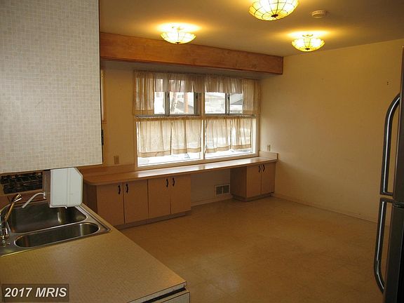 4th image of 1621 Gruenther Ave