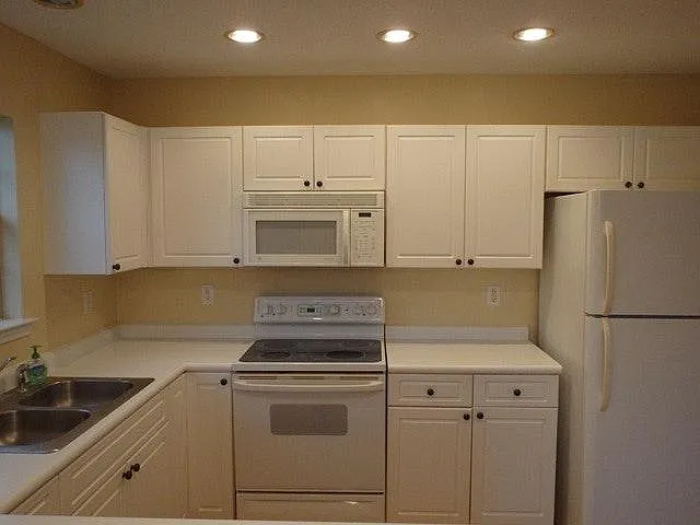3 bed, 1415 sqft, $2,400 — Photo 2