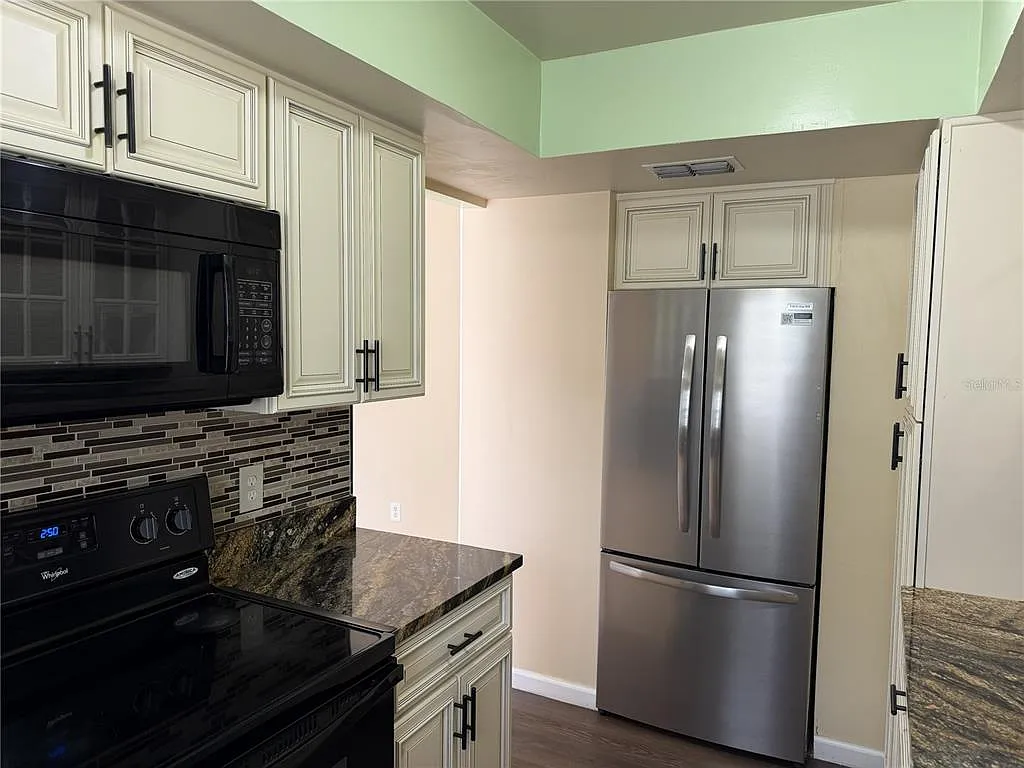 2 bed, 1.0 bath, 900 sqft, $1,700 — Photo 4