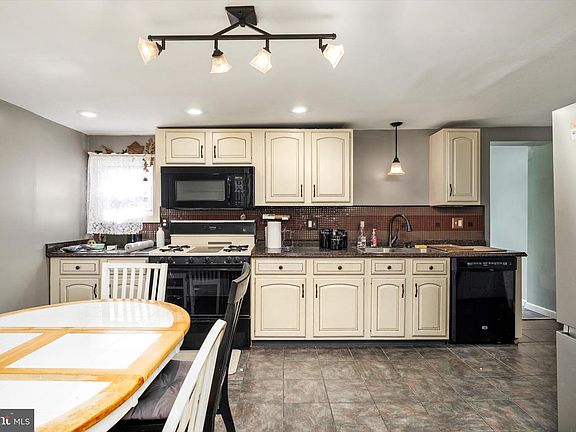 4th image of 22 Brainerd St