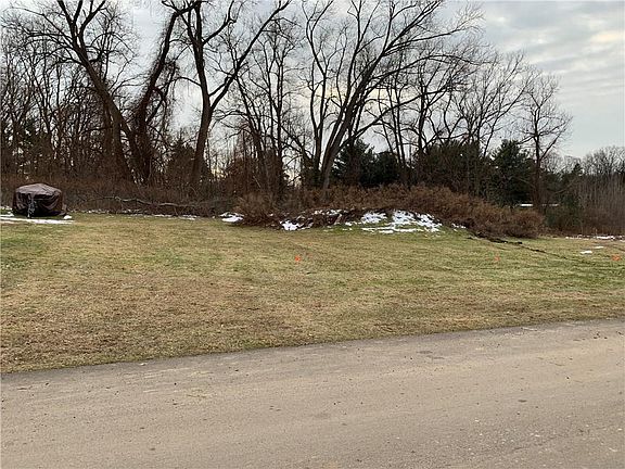 5th image of 9 Claireon Woods Dr
