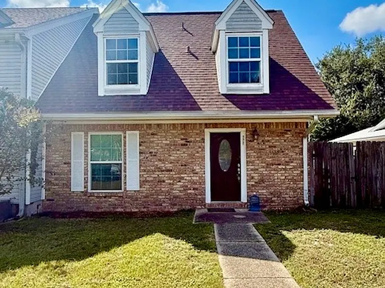 328 Davenport Rd — Photo 1