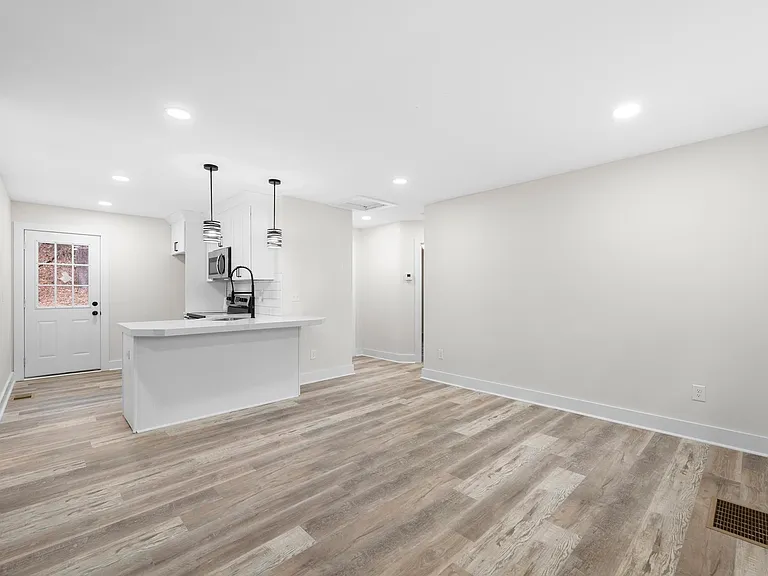 2425 Clarissa Dr NW — Photo 5