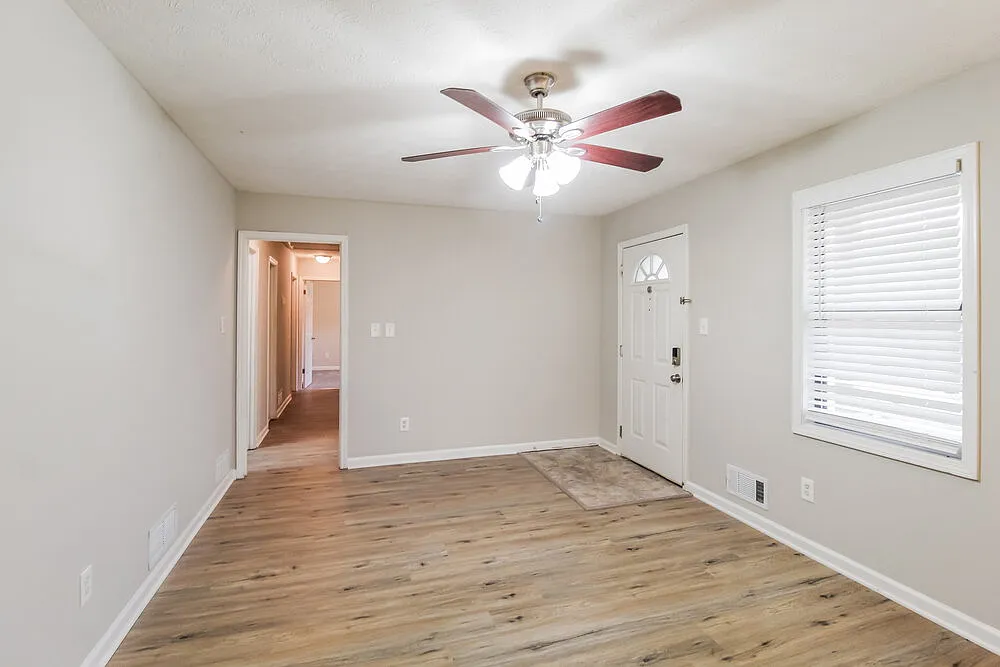 3 bed, 2.0 bath, 1260 sqft, $1,965 — Photo 3