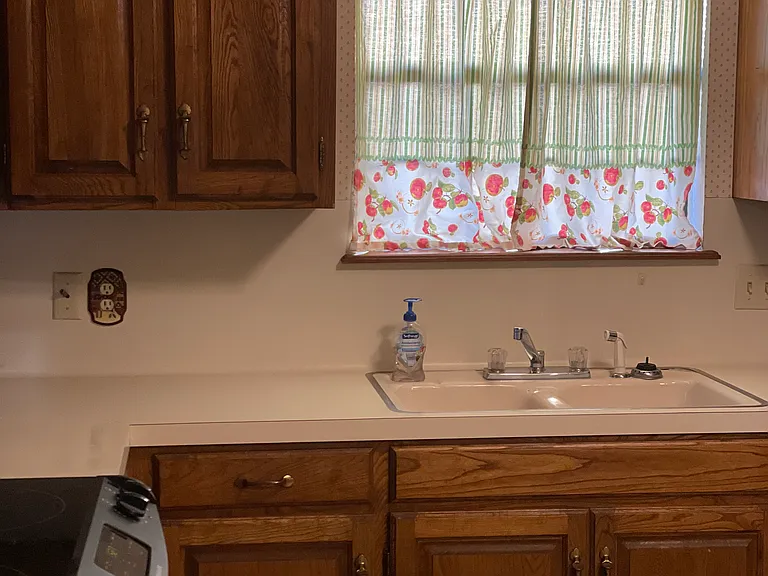 207 Leslie Dr — Photo 2