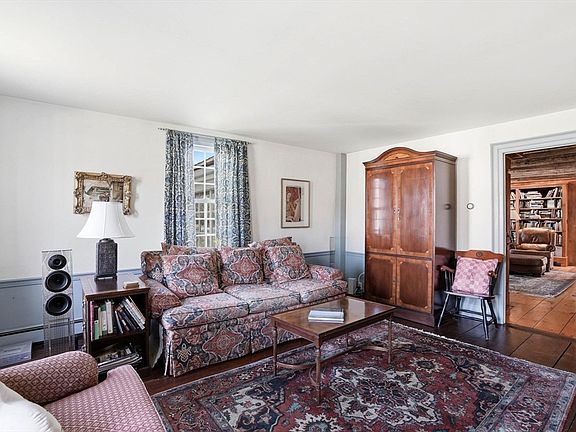 4th image of 215 Prospect St