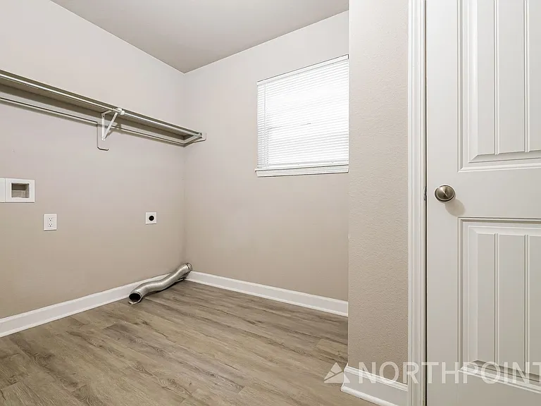 102 SW Rose St — Photo 8