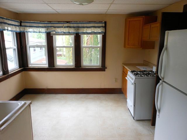 2nd image of 870 1/2 Wilson St