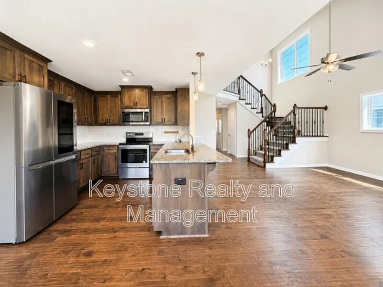 384 Wingfield Dr — Photo 2